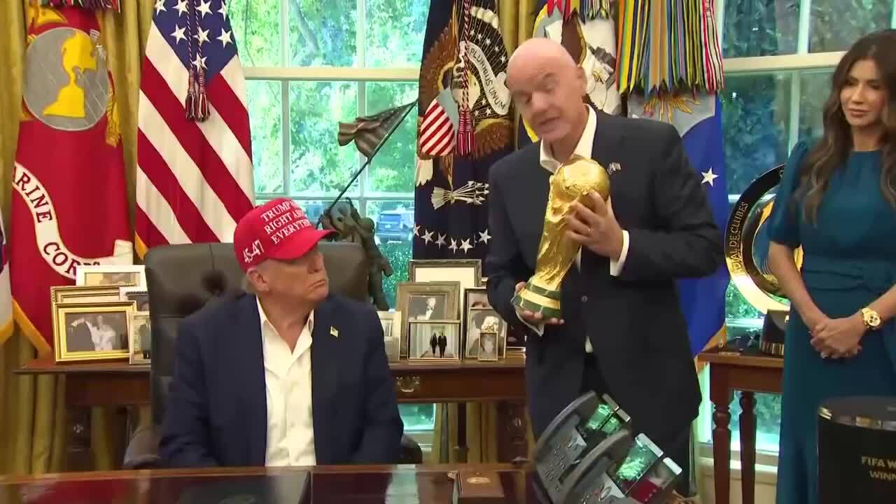 Trump cầm Cup vàng World Cup