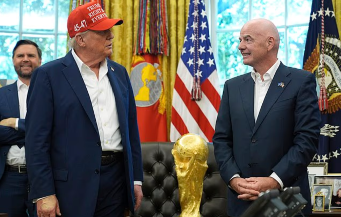 Tổng thống Mỹ Donald Trump (trái) cùng Chủ tịch FIFA Gianni Infantino. Ảnh: AP