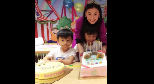 Trương Bá Chi bên các con thời bé