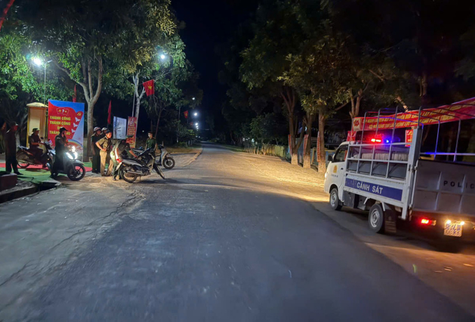Nhiều lực lượng chốt chặn mọi ngả đường ở xã Hạnh Lâm để truy tìm Hòa, tối 18/8. Ảnh: Hùng Lê