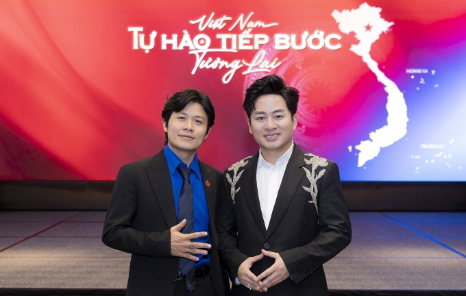 Nhạc sĩ Nguyễn Văn Chung (trái) và ca sĩ Tùng Dương tại buổi giới thiệu sản phẩm, chiều 14/8. Ảnh: Nhân vật cung cấp