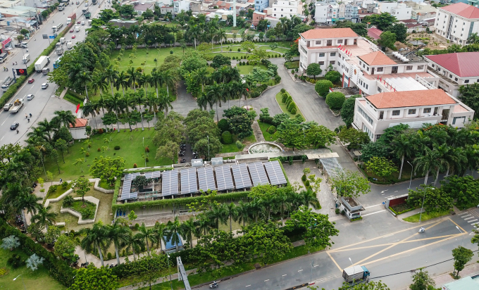 Điện mặt trời áp mái tại trụ sở UBND quận 12 cũ. Ảnh: Quỳnh Trần