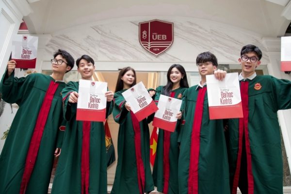 Điểm chuẩn Đại học Kinh tế: Từ 24,2 – Thông tin mới nhất