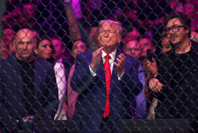 Dana White và Donald Trump trước trận đấu tại UFC 316 ngày 7/6. Ảnh: Reuters