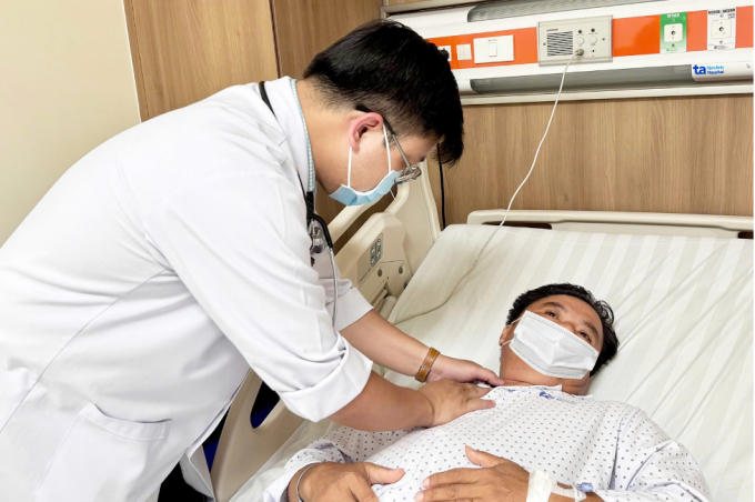 Bác sĩ Thành kiểm tra sức khỏe cho anh Vũ trong thời gian điều trị. Ảnh: Bệnh viện Đa khoa Tâm Anh