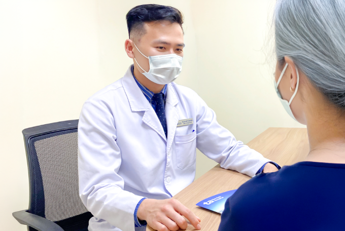 Bác sĩ Phúc tư vấn cho người bệnh. Ảnh: Bệnh viện Đa khoa Tâm Anh