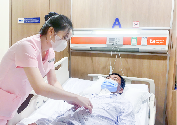 Ông Dũng sau một ngày phẫu thuật. Ảnh: Bệnh viện Đa khoa Tâm Anh