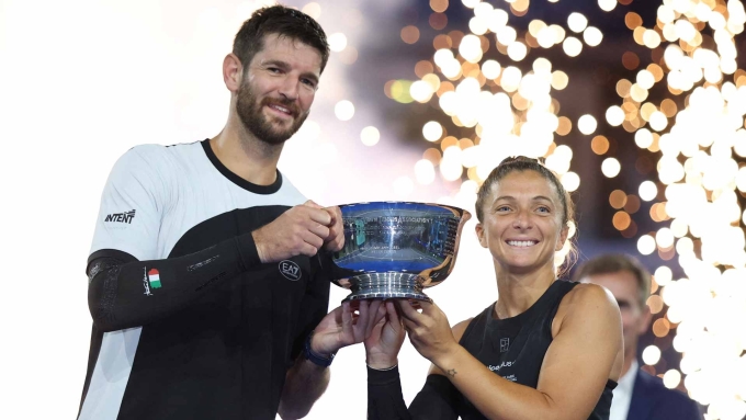 Vavassori (trái) và Errani nâng cup vô địch đôi nam nữ Mỹ Mở rộng, trên sân Arthur Ashe, New York hôm 21/8. Ảnh: Reuters