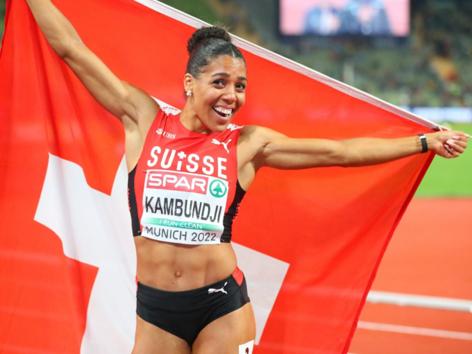 Mujinga Kambundji mừng tấm HC vàng 200m ở giải vô địch châu Âu năm 2022. Ảnh: Athletix