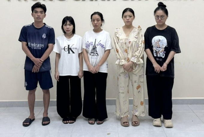 Phạm Nguyễn Phương Oanh (bìa phải) cùng các nhân viên nhà hàng ViBE. Ảnh: Công an cung cấp