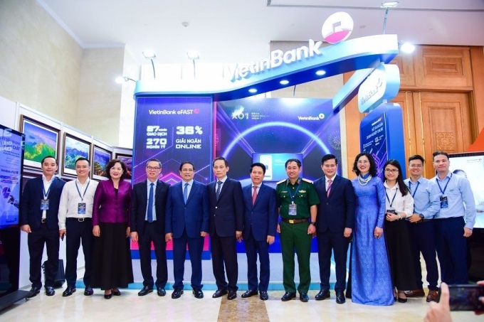 Thủ tướng Phạm Minh Chính cùng các lãnh đạo tham quan gian trưng bày của VietinBank tại sự kiện Chuyển đổi số ngành ngân hàng năm 2025. Ảnh: VietinBank