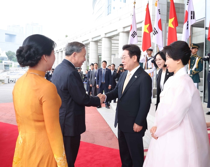 Tổng thống Hàn Quốc Lee Jae-myung và phu nhân đón Tổng Bí thư Tô Lâm và phu nhân. Ảnh: TTXVN