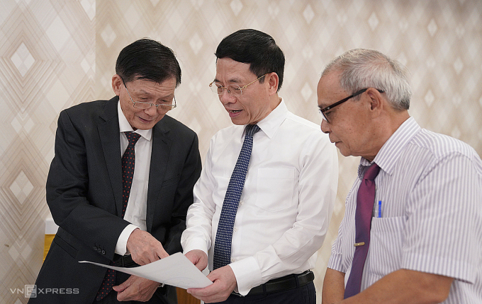 Bộ trưởng Bộ Khoa học và Công nghệ Nguyễn Mạnh Hùng trao đổi với cán bộ hưu trí ngành bưu điện về logo mới của Bộ, sáng 22/8. Ảnh: Nguyễn Đông