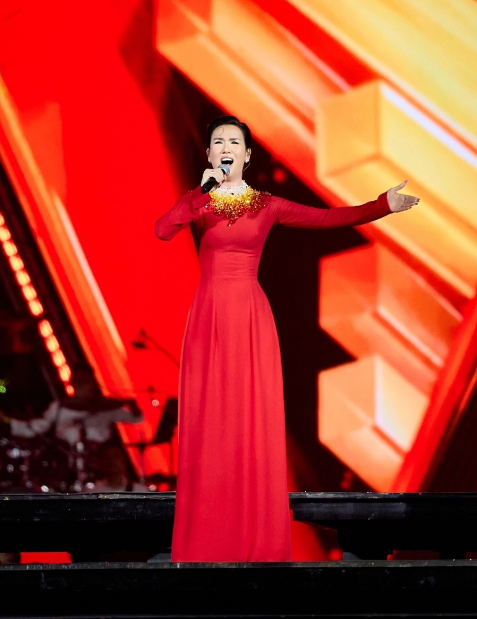 Võ Hạ Trâm trên sân khấu concert Tổ quốc trong tim.