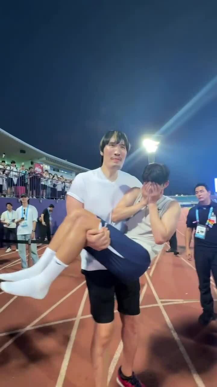 Võ sĩ Hàn Quốc cao hơn 2m bế Son Heung-min