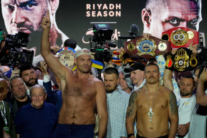 Tyson Fury và Oleksandr Usyk tại buổi cân nặng trước trận thống nhất bốn đai quyền Anh hạng nặng tại Riyadh, Saudi Arabia ngày 17/5/2024. Ảnh: AP