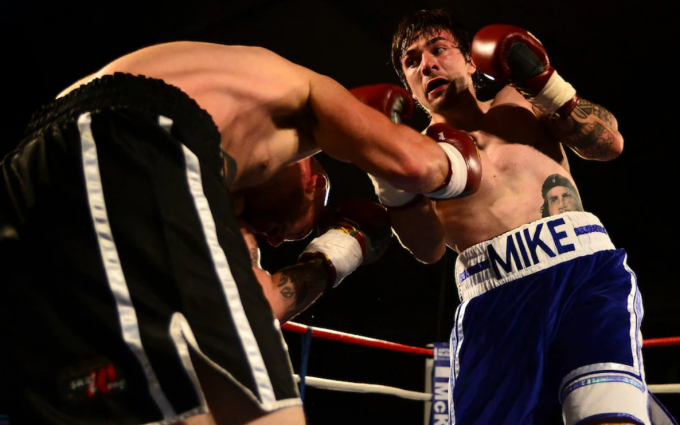 Mike Towell (phải) trong một trận đấu năm 2015 - chưa đầy một năm sau, võ sĩ hạng bán trung này qua đời ở tuổi 25 sau khi bị hạ knock-out ở hiệp 5. Ảnh: Telegraph