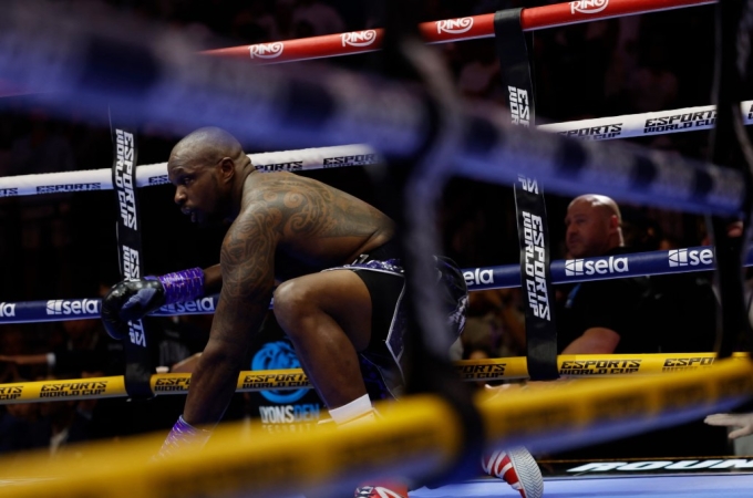 Dillian Whyte bị đánh ngã ngay hiệp một và không thể gượng dậy. Ảnh: Reuters