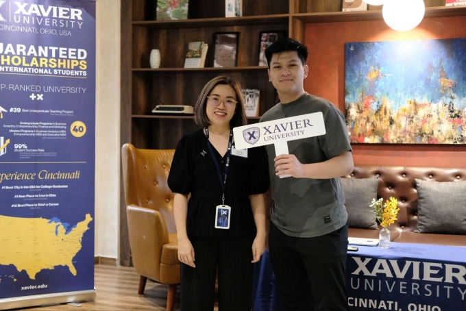 Trần Hà Tuấn Kiệt, sinh viên hiện tại của Xavier University cùng chị Vũ Phương Nga, đại diện tuyển sinh của trường tại khu vực Đông Nam Á.  Ảnh: Xavier University
