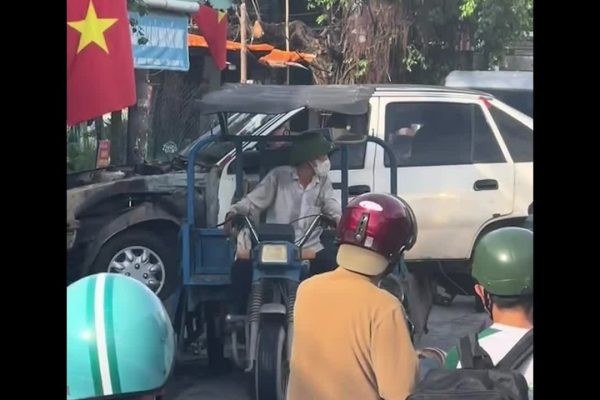 Xe ba gác chở ôtô 4 chỗ: Chuyện lạ giao thông