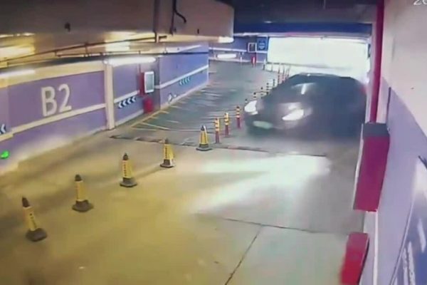 Tesla đâm thủng tường hầm: Tin tức xe điện