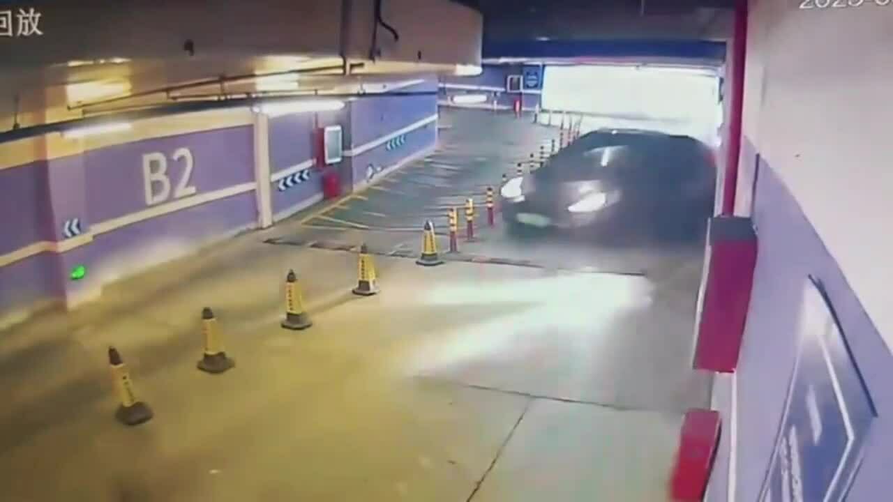 Xe điện Tesla đâm thủng tường khi đang xuống hầm