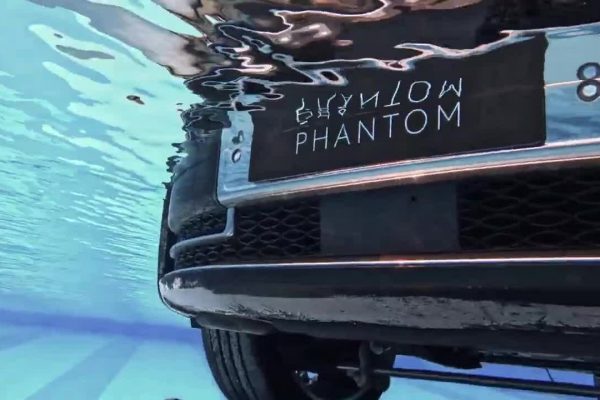 Rolls-Royce Phantom siêu sang “tắm” bể bơi gây sốc