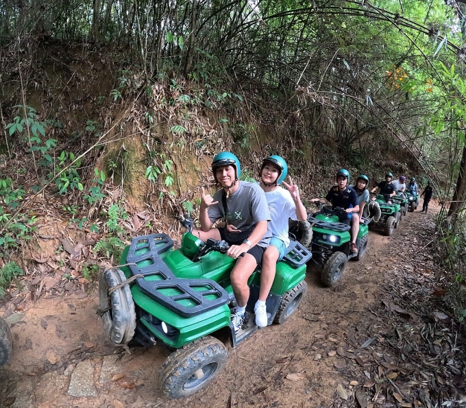 Du khách trải nghiệm đi xe địa hình tại khu du lịch ở dưới chân núi Hòn Bà. Ảnh: Kong Forest