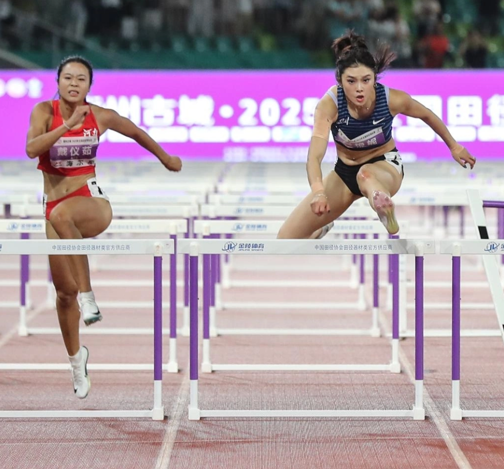 Wu Yanni (phải) thi đấu nội dung 100m rào nữ tại Giải vô địch điền kinh Trung Quốc năm 2025 ngày 4/8. Ảnh: Sports China