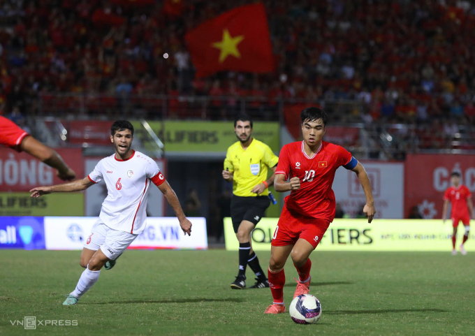 Nguyễn Công Phương (áo đỏ) làm đội trưởng Việt Nam trong trận thua Syria 0-1 ở vòng loại U20 châu Á 2025, trên sân Lạch Tray, Hải Phòng ngày 29/9/2024. Ảnh: Sơn Tùng