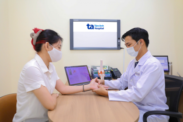 Đau cổ tay: Cảnh báo bệnh gì và cách điều trị?