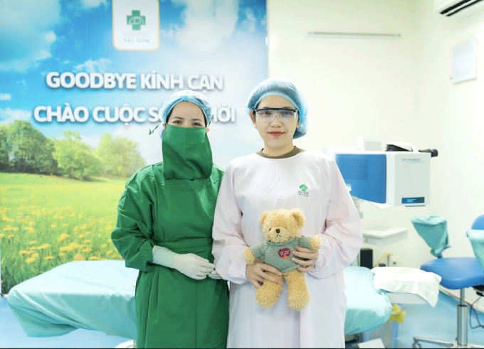 Chị Khánh Như (TPHCM) (phải) đạt thị lực 12/10 sau phẫu thuật khúc xạ cùng công nghệ EYESignature Ảnh: Bệnh viện Mắt Sài Gòn