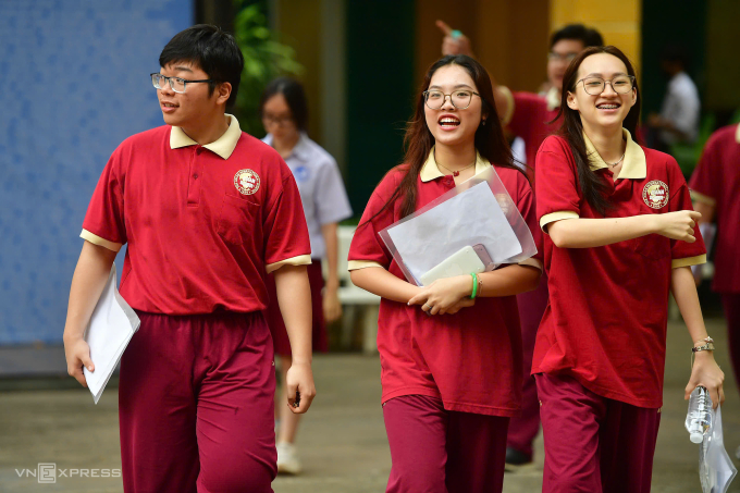Các thí sinh ở điểm thi trường THPT Trưng Vương, phường Bến Nghé TP HCM. Ảnh: Thanh Tùng