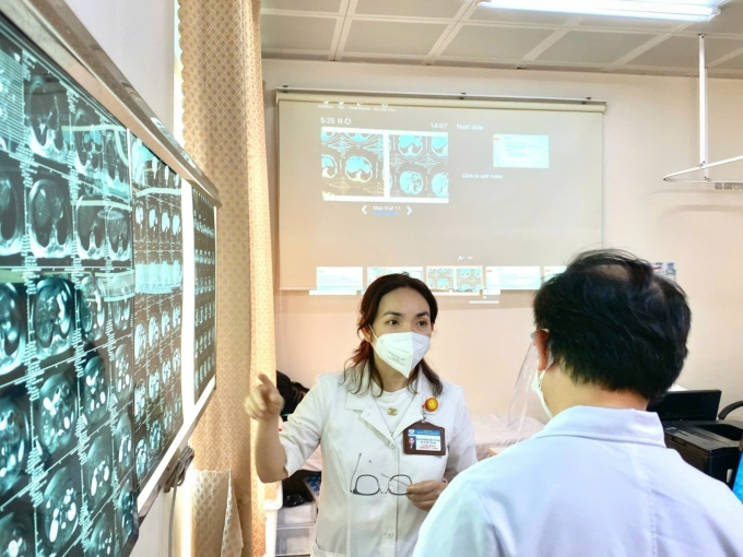 Bác sĩ Vương Đình Thy Hảo hội chẩn để tìm phác đồ điều trị cho bệnh nhân. Ảnh: NVCC