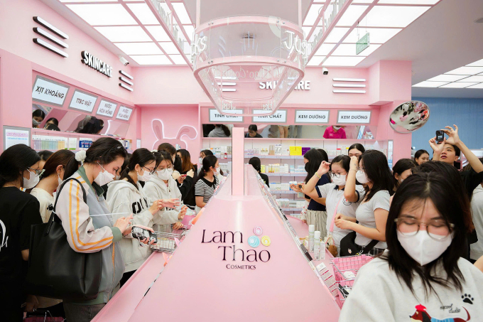 Địa chỉ mua sắm mỹ phẩm này thu hút nhiều bạn trẻ. Ảnh: Lam Thảo Cosmetics