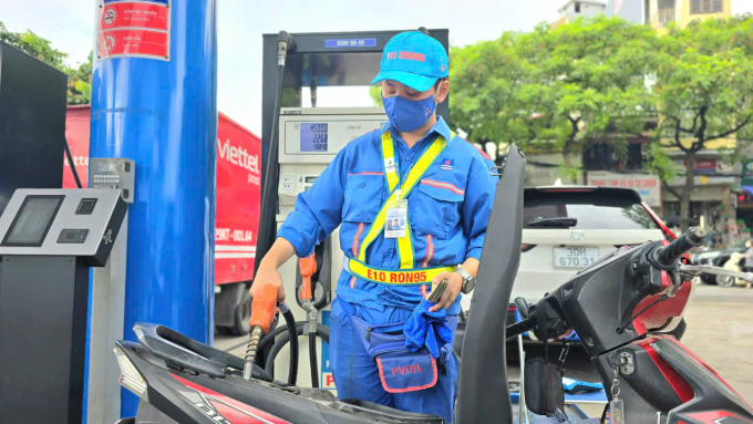Nhân viên tại cửa hàng xăng dầu trên đường Hoàng Quốc Việt đang bơm nhiên liệu E10 cho khách, ngày 1/8. Ảnh: Phương Dung