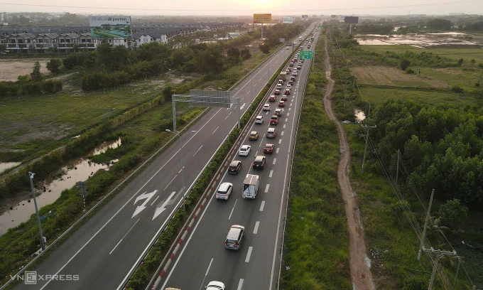 Ùn tắc trên cao tốc Long Thành - Dầu Giây, tháng 4/2025. Ảnh: Phước Tuấn