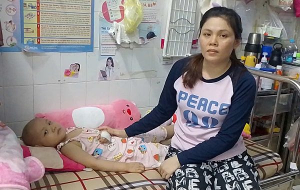 Vợ chồng phụ hồ chật vật với đồng lương eo hẹp