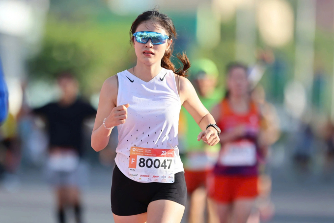 Runner cần chuẩn bị kính, mũ phòng trường hợp trời nắng. Ảnh: VM