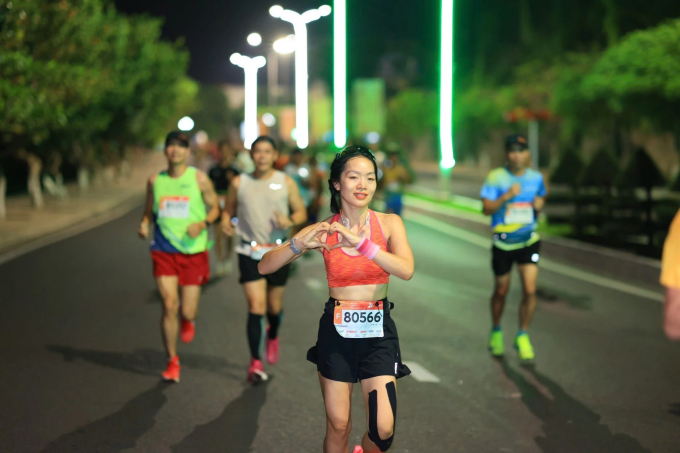 Nữ runner chạy 21km VM Nha Trang 2024. Ảnh: VM