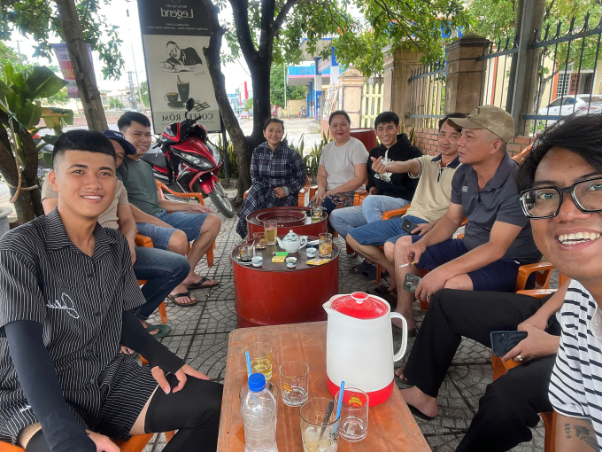 Anh Tú và Duy được người dân tiếp nước trong chuyến hành trình đi bộ từ TP HCM ra Hà Nội, tháng 7/2025. Ảnh: Nhân vật cung cấp