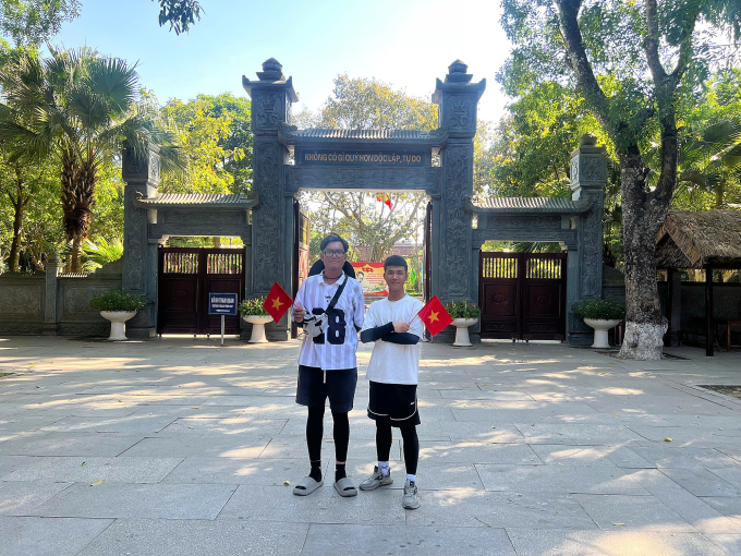 Anh Tuấn Tú (bên trái) và người bạn đồng hành Xuân Duy chụp ảnh kỷ niệm ở khi đi bộ đến quê Bác, Nghệ An, đầu tháng 8/2025. Ảnh: Nhân vật cung cấp