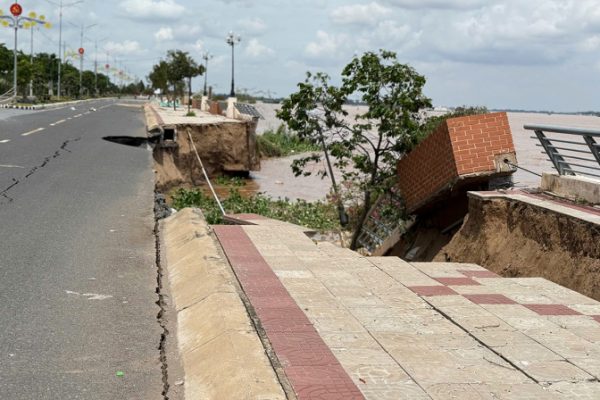 Sạt lở bờ kè: 50m đất “nuốt” xuống sông