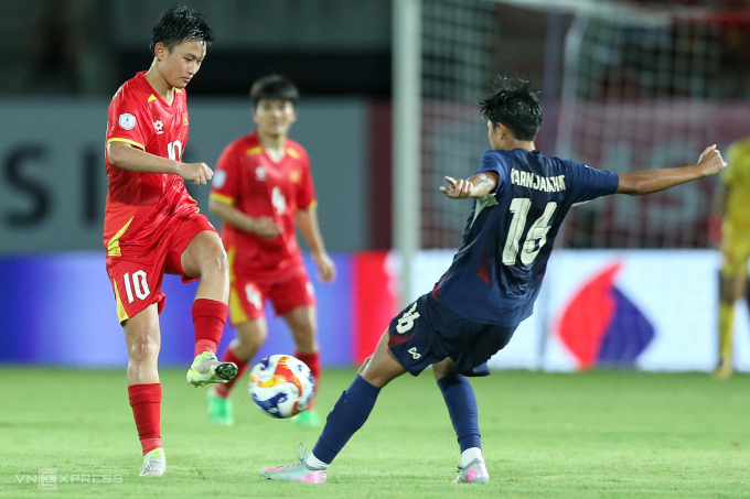 Tiền vệ Hải Linh (10) thi đấu nổi bật trong trận thắng Thái Lan 1-0 ở vòng bảng, ngày 12/8. Ảnh: Lê Tân