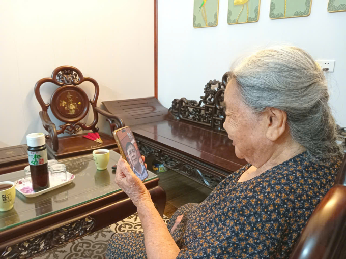 Ông Trung gọi điện cho mợ là bà Nguyễn Thị Thư, hiện đang sống ở 81 Lý Nam Đế, Hà Nội, hôm 12/8. Ảnh: Phạm Nga