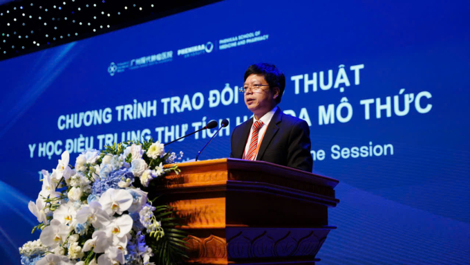 Ông Nguyễn Trọng Khoa, Phó cục trưởng Cục Quản lý Khám, chữa bệnh, Bộ Y tế, phát biểu tại sự kiện. Ảnh: Bệnh viện Ung bướu St.Stamford Quảng Châu