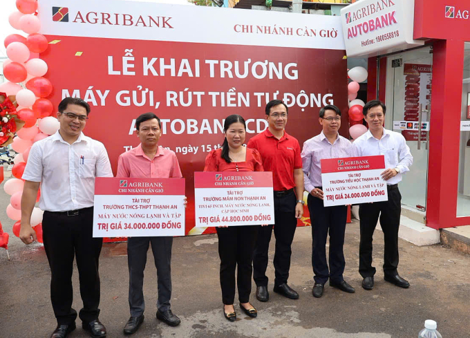 Agribank chi nhánh Cần Giờ trao tặng các phần quà cho nhiều trường học trên địa bàn xã Thạnh An. Ảnh: Agribank