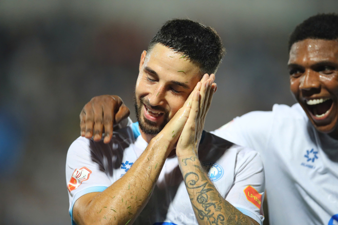 Việt kiều Kevin Pham Ba ăn mừng bàn thắng giúp Nam Định thắng Hải Phòng 2-1 ở vòng 1 V-League 2025-2026, trên sân Thiên Trường, Ninh Bình ngày 16/8/2025. Ảnh: Quang Đương
