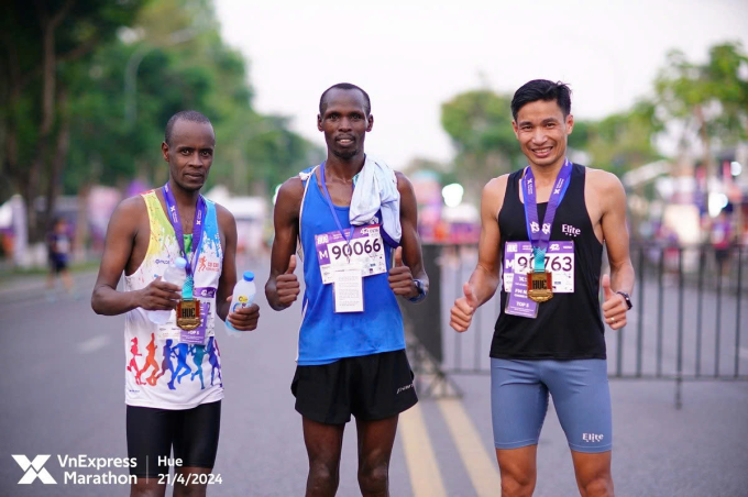 Nguyễn Văn Lai cùng Kipchumba (ngoài cùng bên trái) và Kiptoo (giữa) tại VM Huế 2024. Ảnh: VM