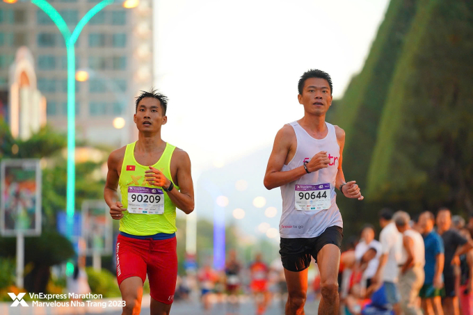 Khoảnh khắc Hứa Thuận Long (áo trắng) và Trịnh Quốc Lượng rút đích tại giải Nha Trang 2023. Ảnh: VM